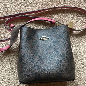 BRAND NEW
 Signature Mini Bucket/brown and strawberry haze